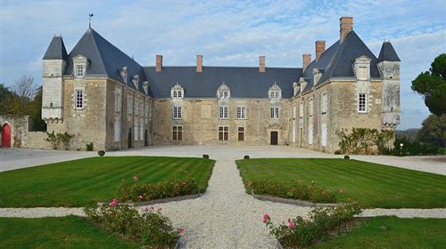 Le Château de Beaumarchais près de Brétignolles